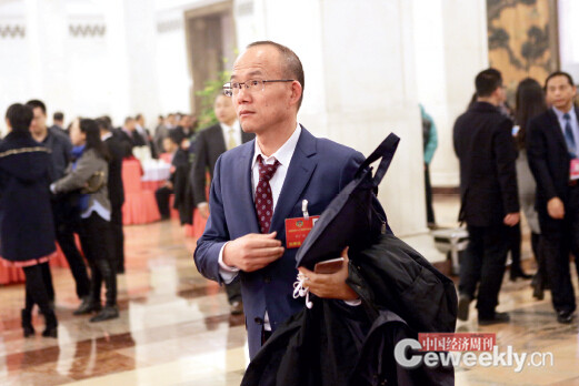 p43-3 2015年，复星集团董事长郭广昌委员多次陷入“被查”传闻，还曾因协助有关部门调查而“ 失联”72小时。3月3日，他出现在政协会议开幕式现场后，迅速成为大家关注的热门人物。