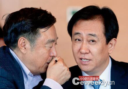 P61-1招商银行前行长马蔚华（左）与恒大集团董事局主席许家印在开会间隙说起了悄悄话。