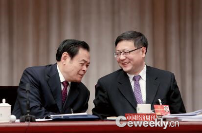 P60-2山西省委书记王儒林（左）与环保部部长陈吉宁在会场交流。此前，陈吉宁称，山西的煤要是跟环保结合起来，可以成为全世界煤炭最清洁的基地。