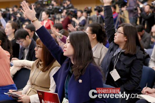 P62-《中国经济周刊》记者张璐晶（最美的那个）在两会现场举手提问。