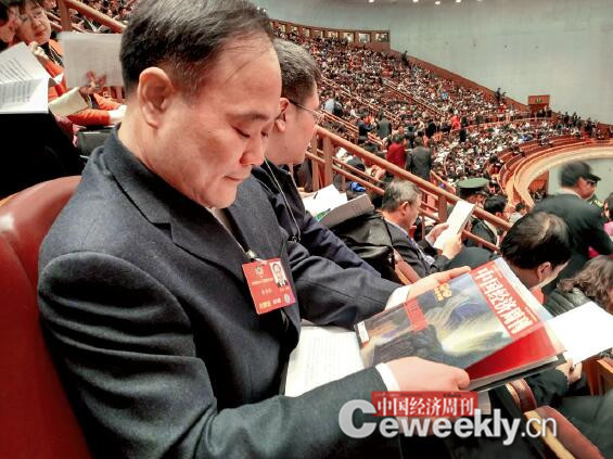P63-3作为唯一上会的经济类周刊，《中国经济周刊》紧跟热点焦点的深度报道，吸引了政商界代表委员的关注。全国政协委员、吉利控股集团董事长李书福