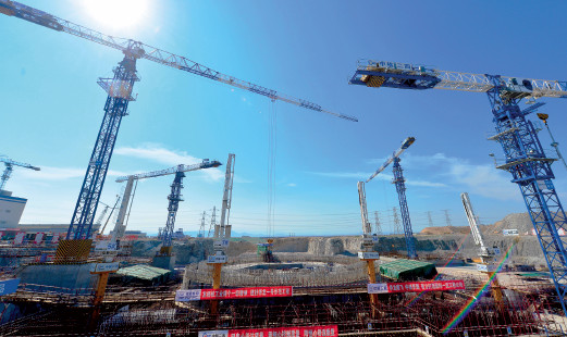 P46 2015 年6 月16 日，中国自主三代核电技术“华龙一号”示范工程——中核集团福清核电5 号机组施工现场。新华社