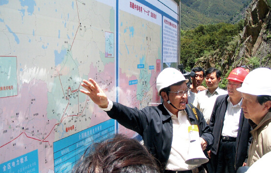 p24 作者在西藏林芝老虎嘴水电站向马凯主任介绍西藏电力规划