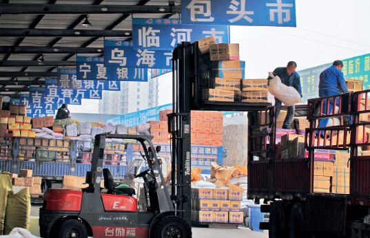 p74 2015 年11 月14 日，在山东省临沂市金兰物流集团，装卸区货物集中，工人们生产繁忙。 IC