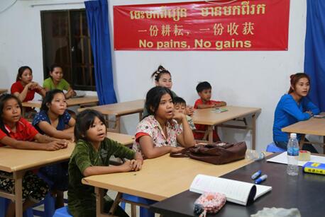 西港特区培训中心，一群柬埔寨孩子正在学习中文。