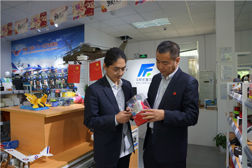 中航凯普文化副总经理谷虹（右一）和品牌策划主管兰健
