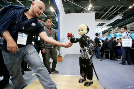 p43-2015 年 4 月 23 日，以“创新驱动发展，保护知识产权，促进技术贸易”为主题的第三届中国（上海）国际技术进出口交易会在上海世博展览馆开幕。图为意大利的 iCub 机器人。