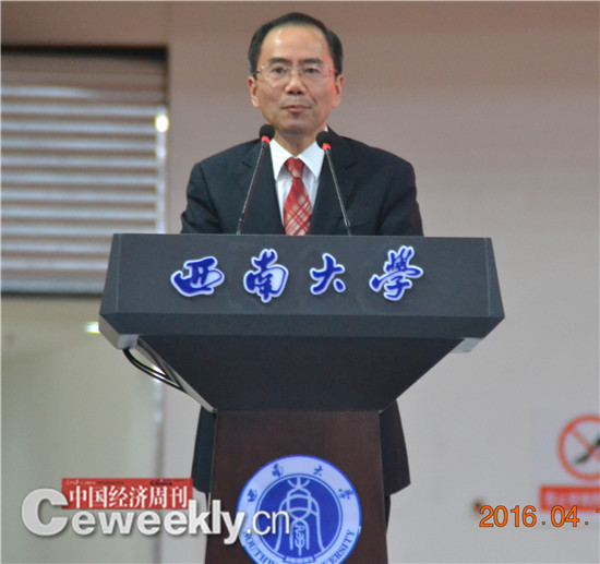 重庆市副市长吴刚发言。 张晓峰摄