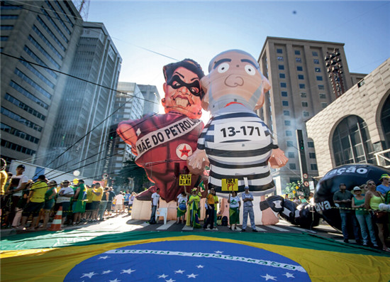 p44-5 当地时间4月17日，巴西圣保罗，赞成弹劾总统罗塞夫的民众举行集会。