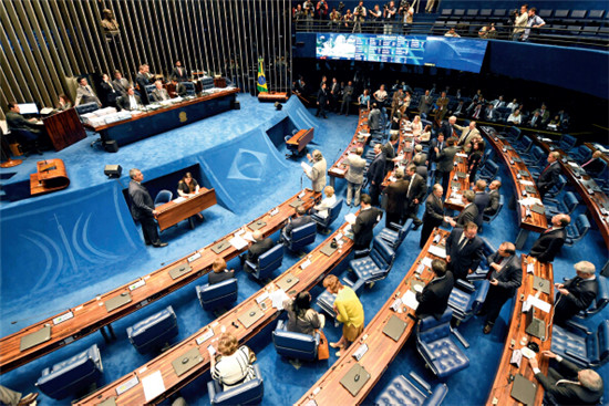 p44-2 当地时间4月19日，参议院议长Renan Calheiros在会议期间宣读众议院对弹劾案的决定。参议院下月决定是否对弹劾案进行投票。