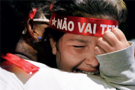 p44-4 当地时间4月17日，巴西利亚，支持总统罗塞夫的民众。