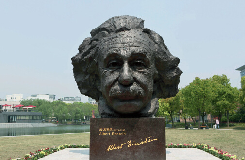 p42-1 4 月22 日，爱因斯坦青铜雕像落户张江高科技园区的诺贝尔湖公园。CFP