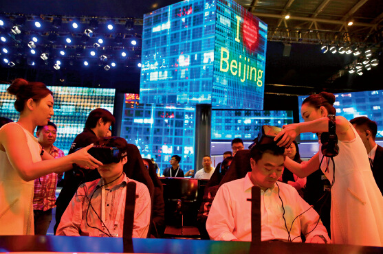 p50-3 北京车展上，观众用VR 技术体验驾驶。