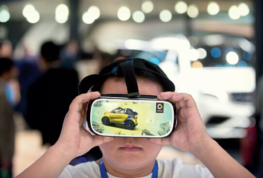 p50-2 北京车展上，观众用VR 技术体验驾驶。