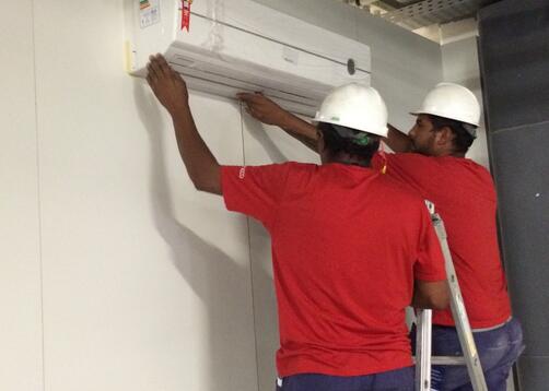 巴西工人在场馆内安装调试格力空调