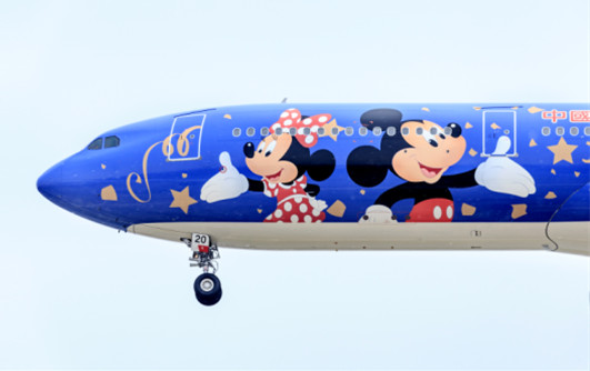 p47 4 月26 日，中国东方航空公司的迪士尼主题彩绘客机首次投入商业运营。这架客机将常用于执行上海出发的国内和中短途境外航班。