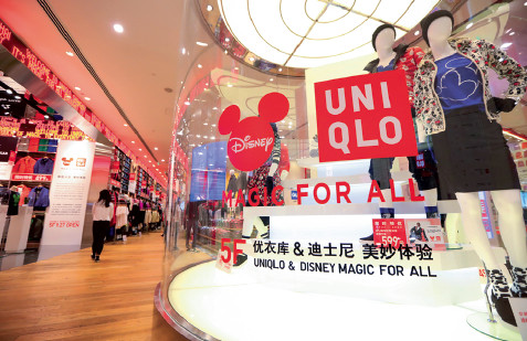 p49(2)2015 年9 月29 日，上海，优衣库MAGIC FOR ALL 概念店开业。该概念店是优衣库与迪士尼消费品部全球跨界合作的作品。