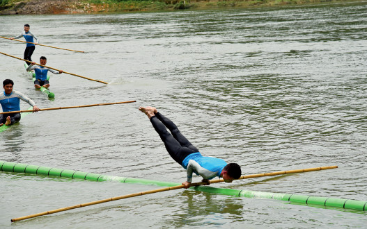 p45(1) 2016 年6 月5 日，即将毕业的广西河池学院体育学院独竹漂队的7 名队员，在独竹漂上倒立“吻漂”。