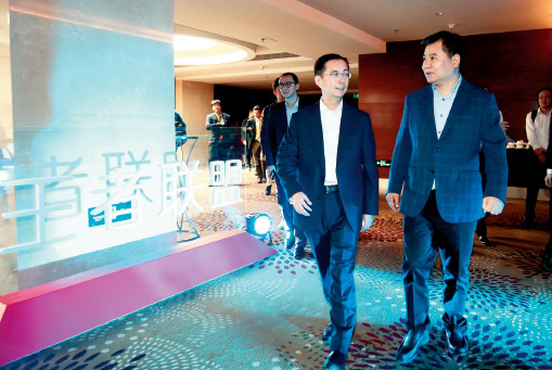 p56 2016 年6 月1 日下午，阿里巴巴与苏宁云商在北京召开合作战略发布会，宣布针对品牌方、中小零售商以及消费者的新服务战略。图为苏宁控股董事长张近东（右）与阿里巴巴集团首席执行官张勇。IC