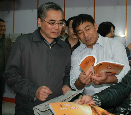 文化部副部长项兆伦（左）在镇党委书记熊红万（右）的陪同下调研道德建设工作