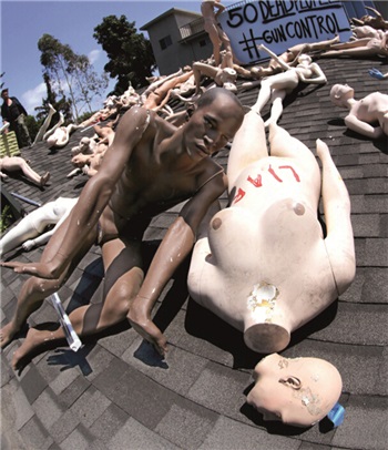 p51-1 艺术家查得迈克尔·莫里赛特创作 名为《没有人是安全的》艺术装置， 谴责奥兰多夜店枪击案。他将 50 个 人形模特铺满了自家的屋顶，惊人 地重现了这场枪击案的惨状。