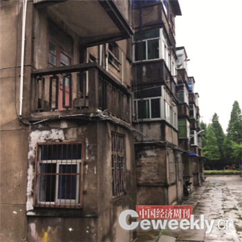 p62-2 洋河老职工所住的老式公寓楼外景 记者  刘照普 摄