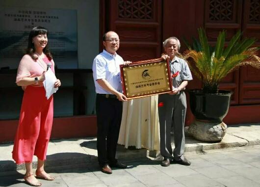 中国长城书画家协会秘书长、北京长城书画家协会副会长任鑫（左二）和油画艺术专业委员会主任石成峰（右一）揭牌