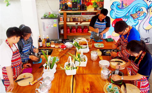 泰国大厨于Q-School教授游客烹饪技巧