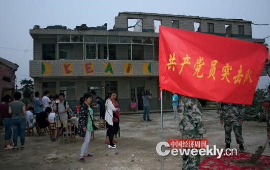 p34-共产党员突击队正在整理幼儿园《中国经济周刊》记者 刘照普I 摄