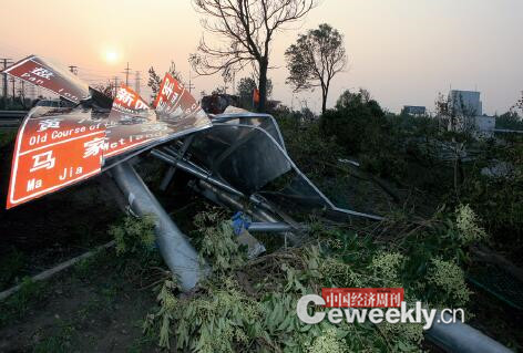 p35-2被风吹倒的路牌《中国经济周刊》记者 刘照普I 摄