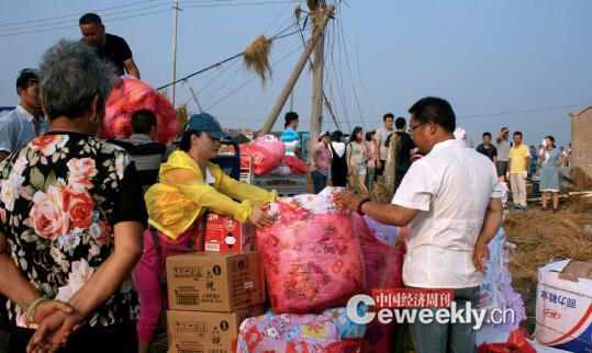 p37-志愿者在发放救灾物资《中国经济周刊》记者 刘照普I 摄