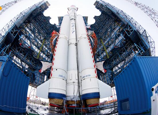 p50-6 月22 日，长征七号运载火箭安全转运至发射塔架。CFP