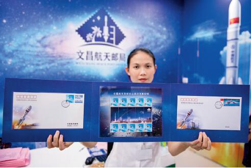p51-2016 年6 月25 日，海南省文昌市龙楼航天邮局的工作人员展示发售的纪念邮折。CFP