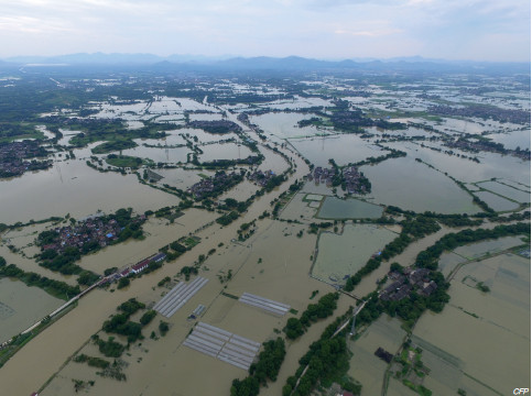p45(1) 7 月4 日，因连续多日暴雨，江苏无锡宜兴的多个村庄被淹，四面环“海”。