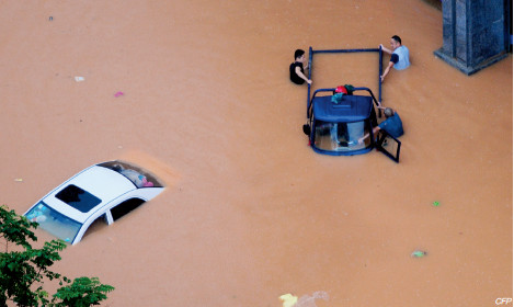 p45(2) 7 月2 日，江西省九江市，强降雨导致城区内涝严重，部分道路被淹，汽车淹没在洪水中。