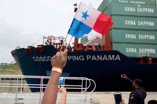 p72 当地时间2016 年6 月26 日，巴拿马举行盛大典礼，庆祝连接大西洋和太平洋的巴拿马运河扩建工程竣工。中国远洋海运集团旗下的“中远海运巴拿马”号货轮通过位于巴拿马运河大西洋一侧的阿瓜克拉拉船闸，成为巴拿马运河扩建工程完工后通行的第一艘船。IC