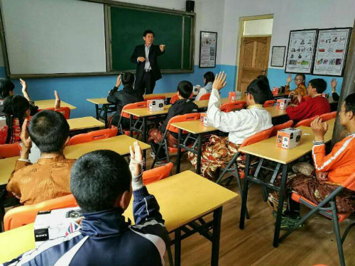 “公益光影助学工程”委员会主席、北京公益摄影协会主席许洪绪给助学班的孩子上第一堂课