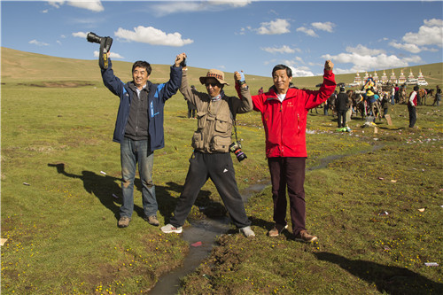 中国摄影家协会副主席王悦、北京公益摄影协会主席许洪绪、玉树州摄影家协会副主席文德共同站在了黄河源头