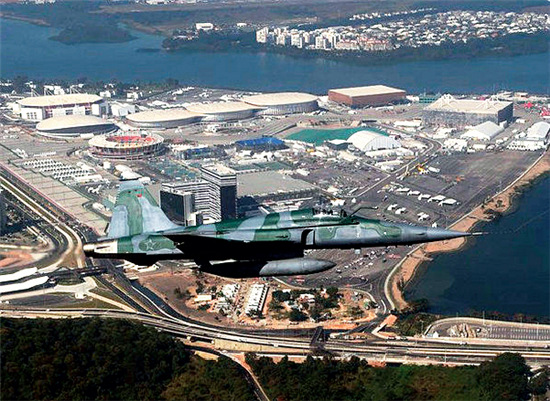 p43-2 7 月14 日，奥运会临近，巴西军方加强安保，战斗机在里约上空巡逻。