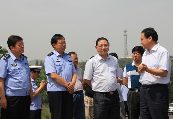 洛阳市副市长尚英照（右一）调研偃师交通管理工作