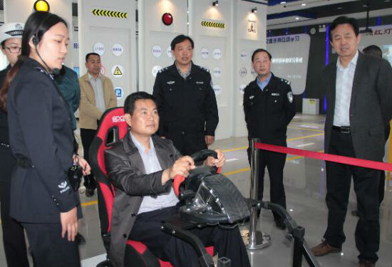 洛阳市公安局交警支队政委申晓伟（左四）在偃师驾驶人警示教育基地调研