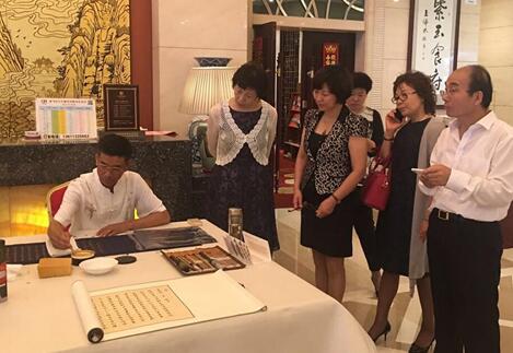 中国名家书画院院士高增尧在活动现场即兴创作