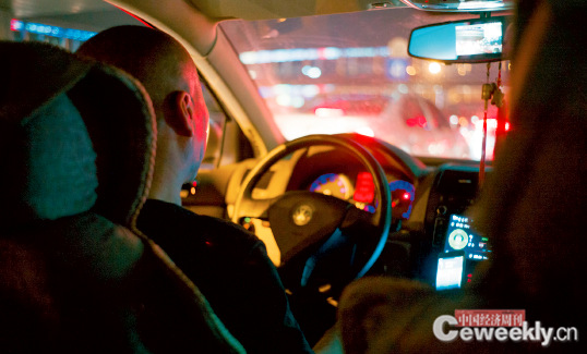 p59 2016 年7 月7 日，北京，夜幕下，中关村大街上接活的滴滴拼车司机正在和下一位乘客确定位置。 《中国经济周刊》视觉中心 首席摄影记者 肖翊I 摄_副本