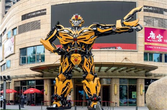p49-3 5月6日，上海，艺术家们用废旧的钢铁和汽车零件打造的“大黄蜂”。