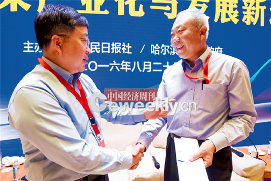 p16-3 上海张江高科总经理葛培建（左）与中国工程院院士、中粮集团总工程师岳国君在论坛舞台上交流。