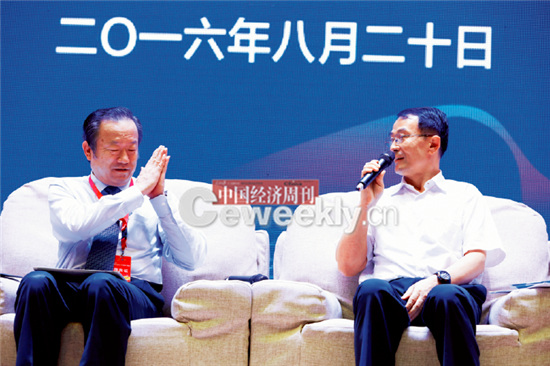 p16-5 国务院参事陈全生（左）与哈尔滨政协副主席、工商联会长张郑婴在论坛的“高端对话”环节。