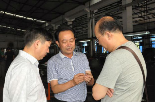 安士达总经理李惠元向记者介绍铆钉的细微工艺