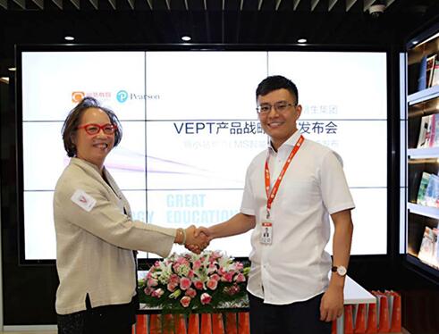 小站教育CEO王浩平与英国培生集团副总裁Karen Chiang隆重发布双方战略合作