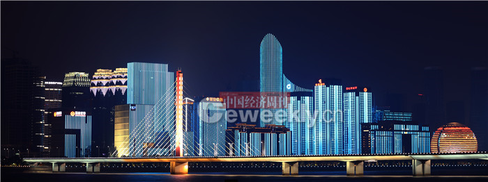 图为钱塘江夜景。据市民介绍，平时江畔上的灯光也很漂亮，但为了迎接峰会，最近的夜景更绚丽，华灯照明时间也更长。