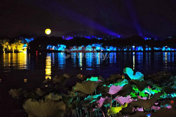 9月4日晚上，欢迎各国领导人的晚宴将在西湖之畔举行，湖光山色的彩排正在进行中。
